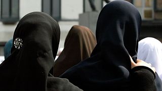 اعتراض دختران دانش آموزان مسلمان به ممنوعیت حجاب در مدارس