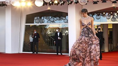 عارضة الأزياء تايلور هيل تقف أمام المصورين لدى وصولها إلى حفل افتتاح الدورة الـ77 لمهرجان البندقية السينمائي