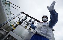مسؤول في شركة تيبكو المشغلة للمنشأة النووية في فوكوشيما يشرح في أثناء جولة آلية أخذ العينات من الماء لفحصه