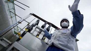 مسؤول في شركة تيبكو المشغلة للمنشأة النووية في فوكوشيما يشرح في أثناء جولة آلية أخذ العينات من الماء لفحصه