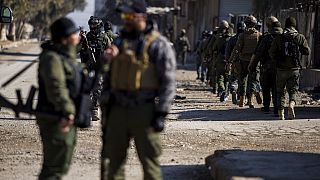يبحث جنود القوات الديمقراطية السورية المدعومة من الولايات المتحدة عن مقاتلي تنظيم الدولة الإسلامية في الحسكة، سوريا، الجمعة، 28 يناير 2022.