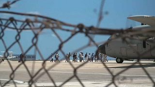 Decenas de migrantes son trasladados a la península de Italia en aviones militares.