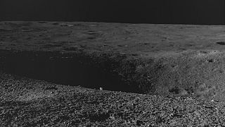  Ay'ın yüzeyinde Chandrayaan- 3 tarafından navigasyon kamerasıyla görülen bir krater
