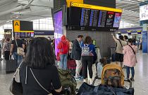 Passagiere schauen auf die Abflugtafel am Flughafen Heathrow in London, Montag, 28\. August 2023\.