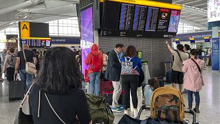Passagiere schauen auf die Abflugtafel am Flughafen Heathrow in London, Montag, 28\. August 2023\. 