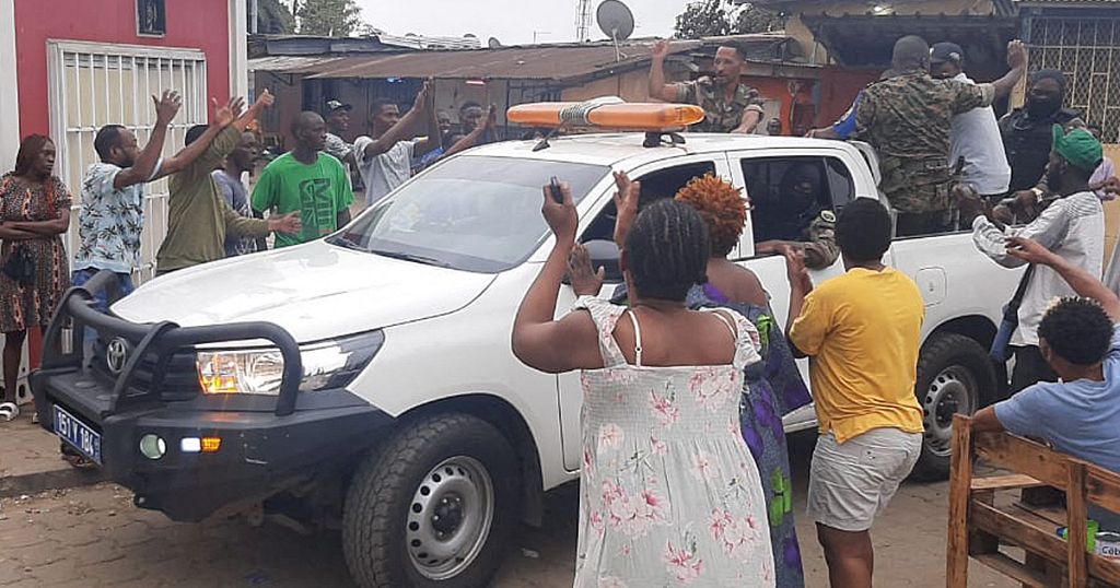 Gabon: Residents of Libreville cheer in the streets after military officers sack Ali Bongo