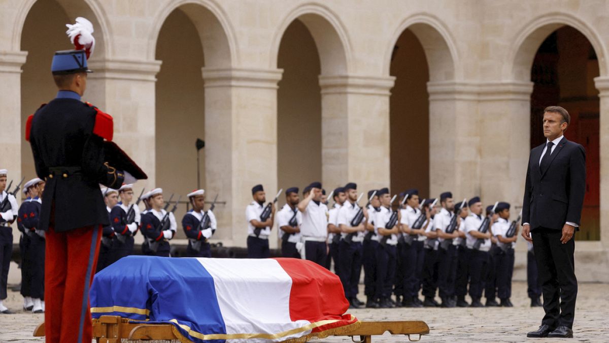 الرئيس الفرنسي إيمانويل ماكرون يعرب أمام نغش جنرال الجيش الفرنسي الراحل جان لويس جورجلين، رئيس الأركان السابق للقوات المسلحة، في باريس، 25 أغسطس 2023. 
