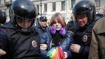 Detención de un manifestante por los derechos LGTBI en Rusia. 