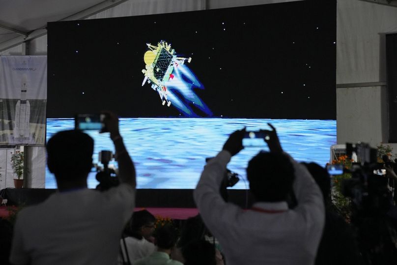 Hintliler, Chandrayaan-3'ün Ay'a inişini kutluyor