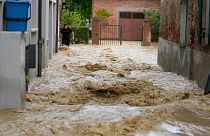 Мужчина идет по затопленной улице в деревне Кастель Болоньезе, Италия, среда, 17 мая 2023 г.