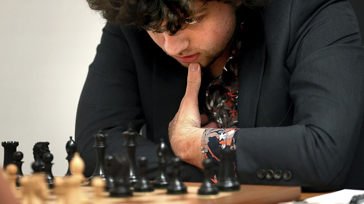 Шахматный гроссмейстер Ханс Ниманн (19) изучает доску во время матча с гроссмейстером Кристофером Ю (15) на чемпионате США по шахматам в Сент-Луисе, 5 октября 2022 г.
