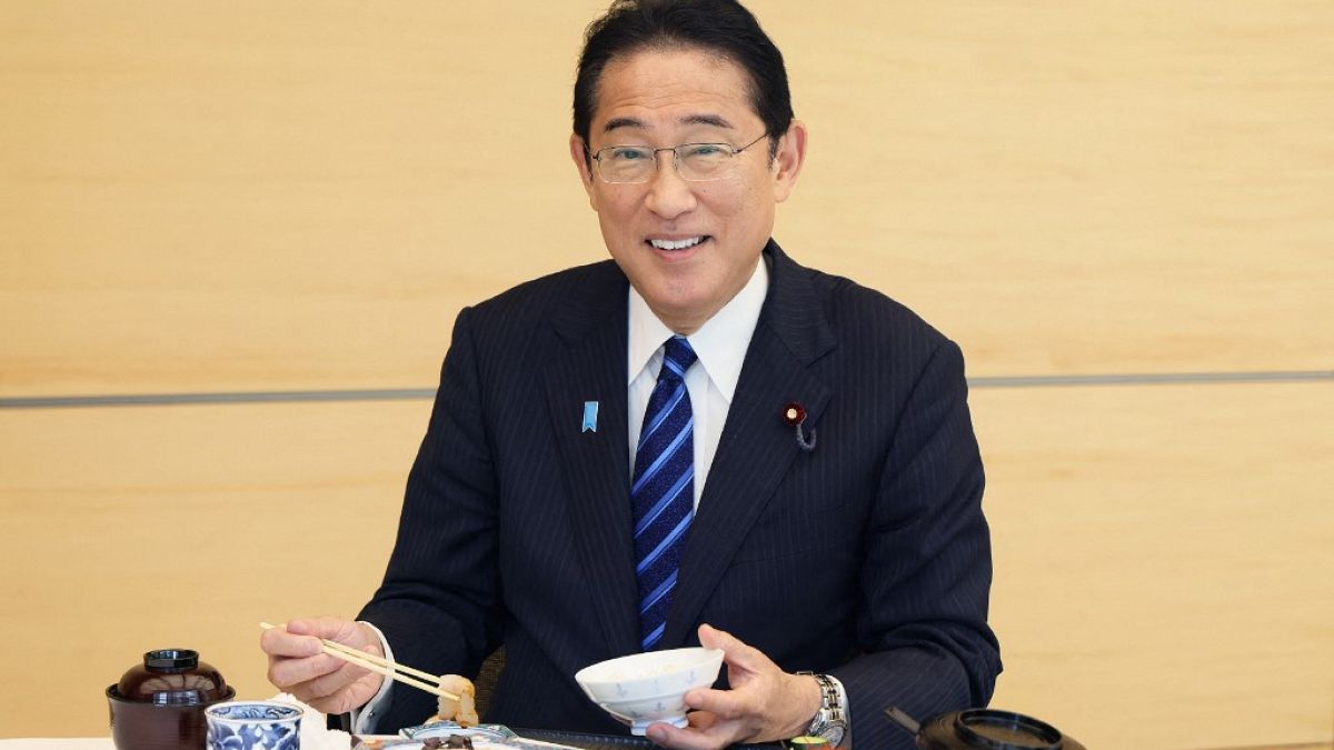 Japonya Başbakanı Fumio Kişida Fukuşima bölgesinden gelen balık ve deniz ürünlerini yerken