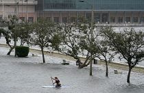 Паддл-бординг по затопленным улицам города Тампа, Флорида, 30 августа 2023 года.