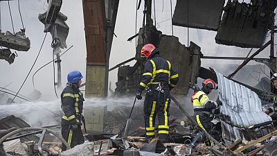 أخمد رجال الإطفاء حريقًا بعد هجوم صاروخي روسي في كييف، أوكرانيا، الأربعاء 30 أغسطس 2023.