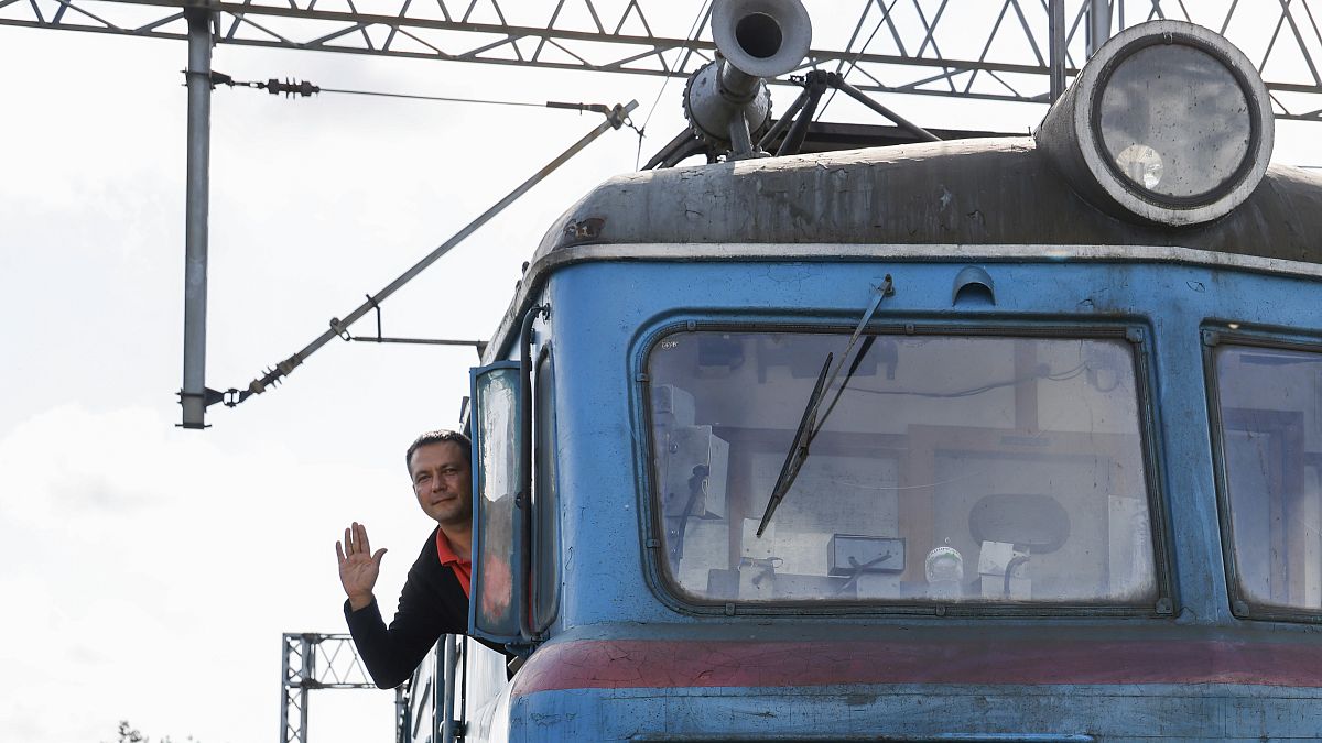 Машинист поезда позирует на вокзале Пшемысля после перевозки глав государств Франции, Германии и Италии из Польши на Украину и обратно. 17 июня 2022 г.