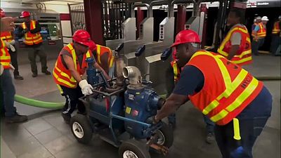 Gli operai tentano di drenare l'acqua che ha allagato la metro a New York