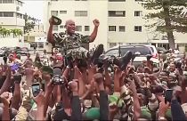 جنود يحملون الجنرال بريس نغيما على أكتافهم في العاصمة ليبرفيل