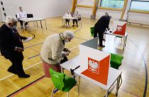 Vote lors de l'élection présidentielle près de Varsovie, en Pologne, le dimanche 12 juillet 2020.