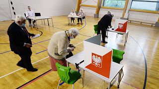 Vote lors de l'élection présidentielle près de Varsovie, en Pologne, le dimanche 12 juillet 2020.