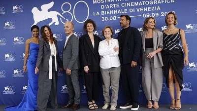 Angeliqa Devi, Valentina Cervi, Richard Sammel, Ksenia Rappoport, la directora Liliana Cavani, Edoardo Leo, Claudia Gerini y Francesca Inaudi en Venecia, Italia, 30/08/2023
