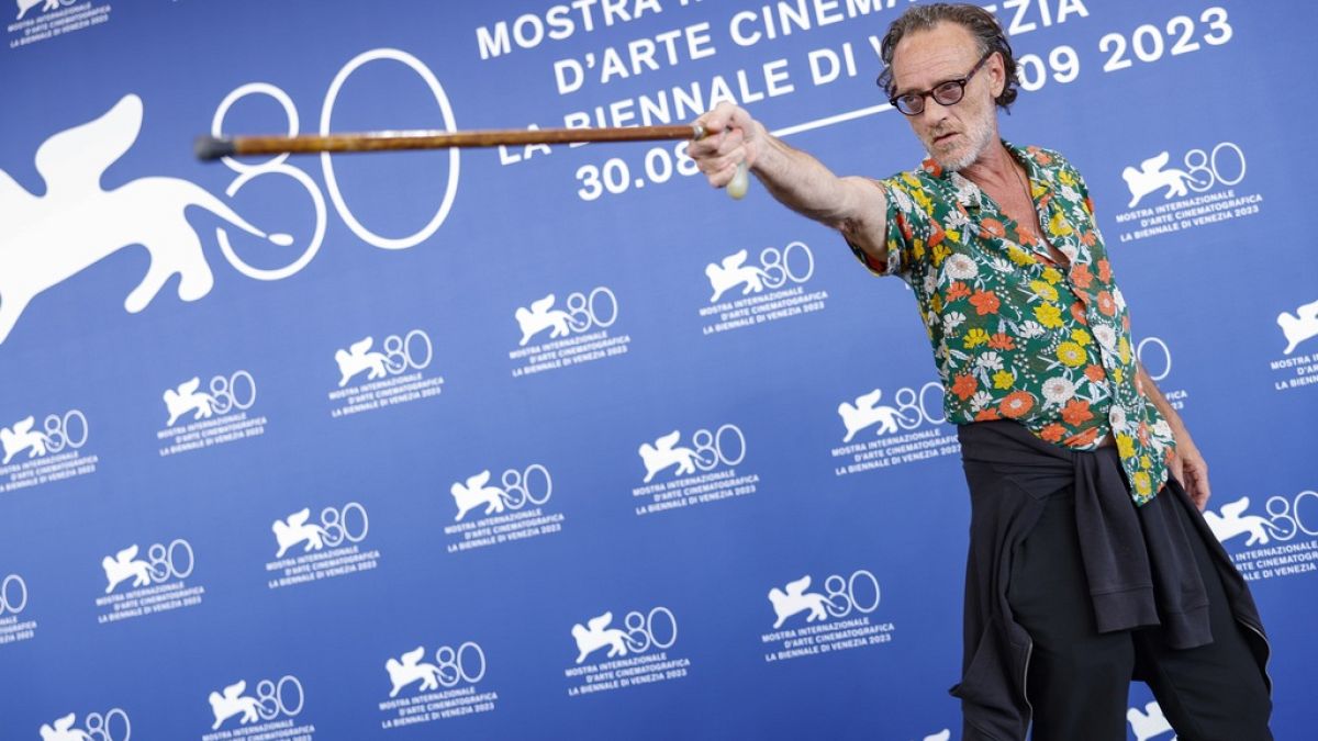 Массимилиано Росси позирует фотографам во время фотосессии фильма "Команданте" в рамках 80-го Венецианского кинофестиваля в Венеции, Италия, в среду, 30 августа 2023 года.