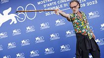 Массимилиано Росси позирует фотографам во время фотосессии фильма "Команданте" в рамках 80-го Венецианского кинофестиваля в Венеции, Италия, в среду, 30 августа 2023 года.