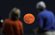 Besucher eines Baseballspiels in Kansas City bewundern den "Blauen Mond" am 30. August 2023