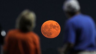 Besucher eines Baseballspiels in Kansas City bewundern den "Blauen Mond" am 30. August 2023