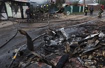 Bombeiros no local de um ataque russo nos arredores de Kiev