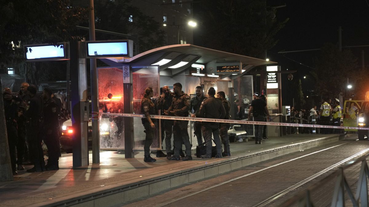 La policía fronteriza israelí trabaja en la escena del crimen en una estación de tren ligero después de un apuñalamiento en Jerusalén, miércoles 30 de agosto de 2023.