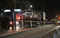 La policía fronteriza israelí trabaja en la escena del crimen en una estación de tren ligero después de un apuñalamiento en Jerusalén, miércoles 30 de agosto de 2023.