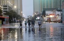 As pessoas sobem a Ocean Boulevard inundada em North Myrtle Beach, S.C, após a passagem do furacão Idalia, 30 de agosto de 2023