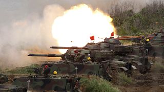 خط من دبابة M60A3 باتون "أم.06 إيه3" الأمريكية يطلق النار على أهداف خلال مناورات هان كوانغ السنوية في جزيرة بينغو النائية، تايوان. 2017/05/25
