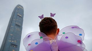 یکی از شرکت‌کنندگان مراسم موسوم به «رژه افتخار» همجنس‌گرایان در هنگ‌کنگ در هفدهم نوامبر ۲۰۱۸‍