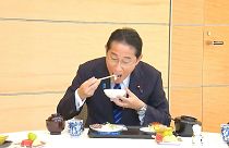 رئيس الوزراء الياباني يتناول أسماك فوكوشيما "الآمنة واللذيذة".