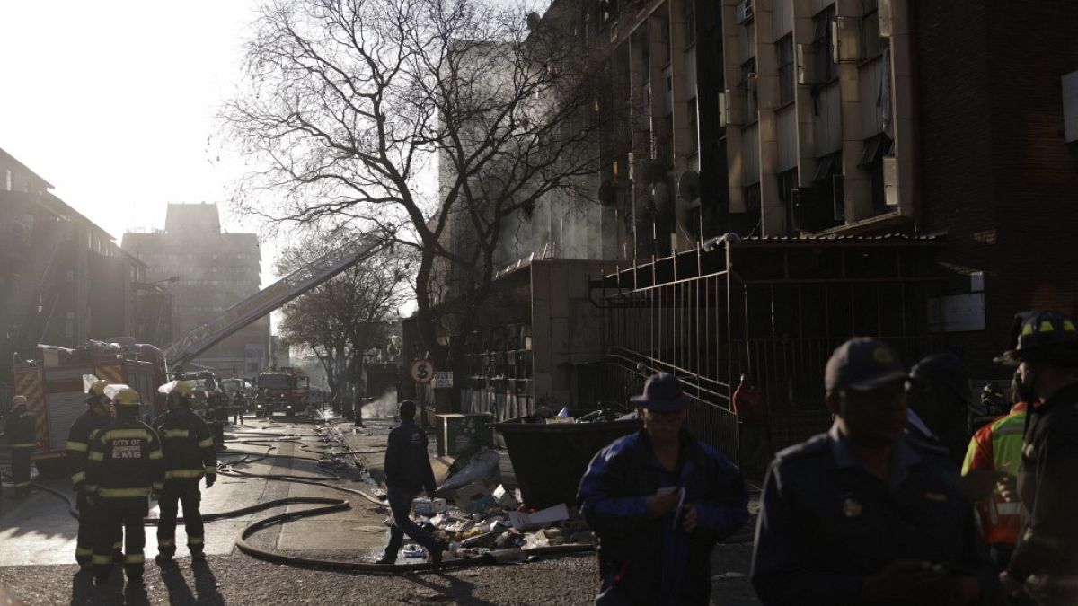 Bombeiros procedem ao rescaldo do violento incêndio que matou dezenas de pessoas em Joanesburgo, África do Sul, 31 de agosto de 2023