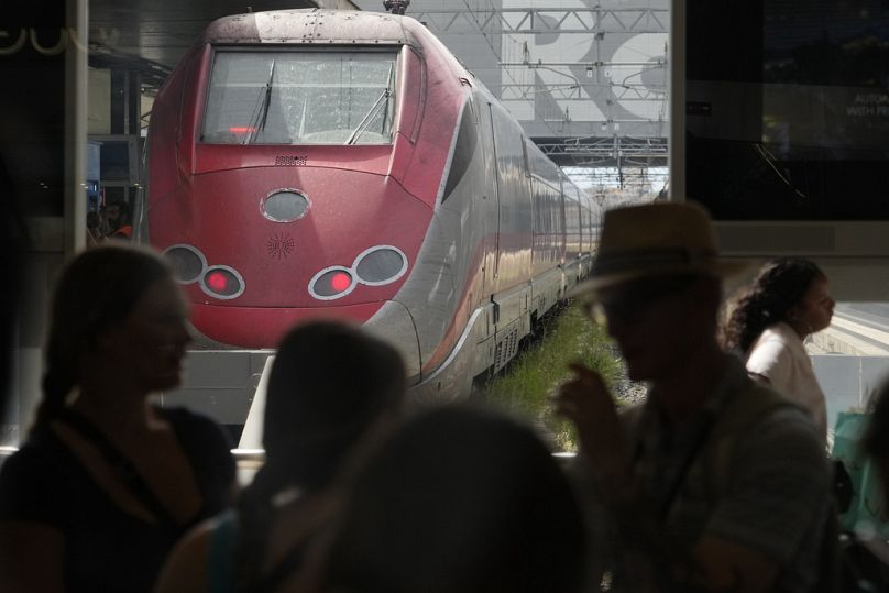 Des passagers attendent leur train à la gare centrale Termini de Rome.