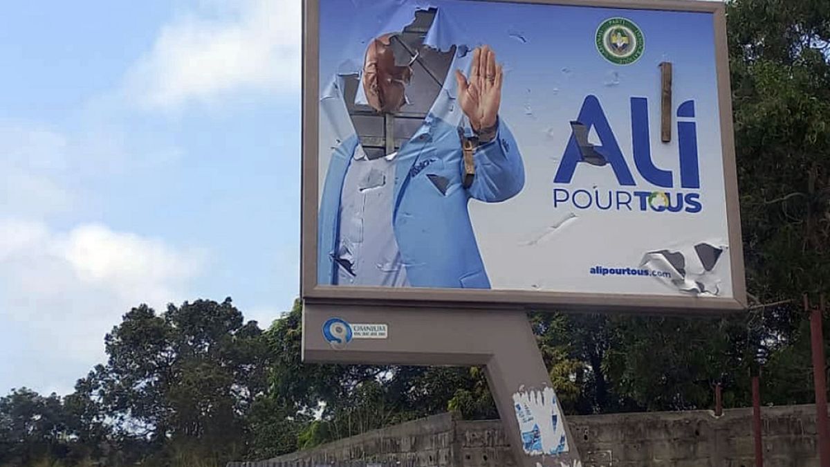 لوحة إعلانية مشوهة لرئيس الغابون علي بونغو أونديمبا في شارع فارغ في ليبرفيل، الغابون، 30 أغسطس 2023