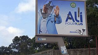 لوحة إعلانية مشوهة لرئيس الغابون علي بونغو أونديمبا في شارع فارغ في ليبرفيل، الغابون، 30 أغسطس 2023
