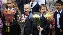 Crianças na cerimónia de reabertura da escola em São Petersburgo