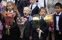 Crianças na cerimónia de reabertura da escola em São Petersburgo