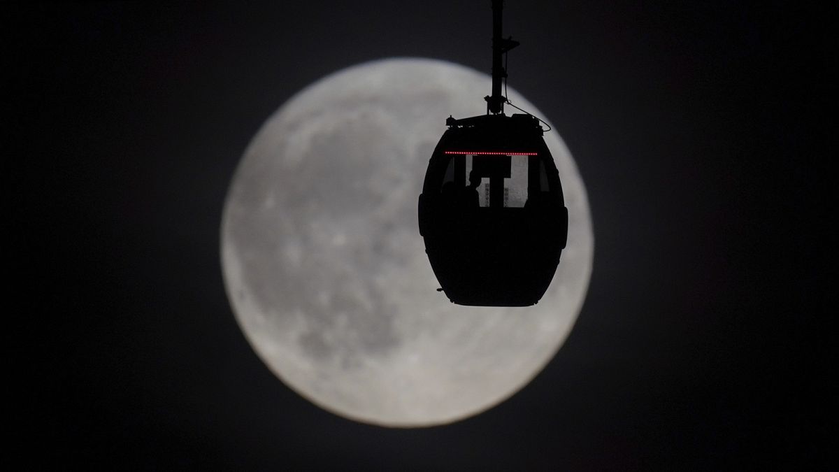 Голубая луна над Европой: лучшие фото | Euronews