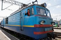 سائق القطار فاسيل يقف في قطاره في محطة قطار برزيميسل - بولندا. 2022/06/17