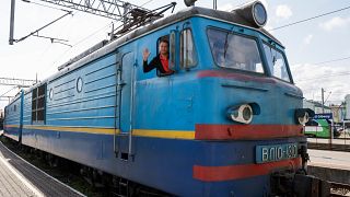 سائق القطار فاسيل يقف في قطاره في محطة قطار برزيميسل - بولندا. 2022/06/17