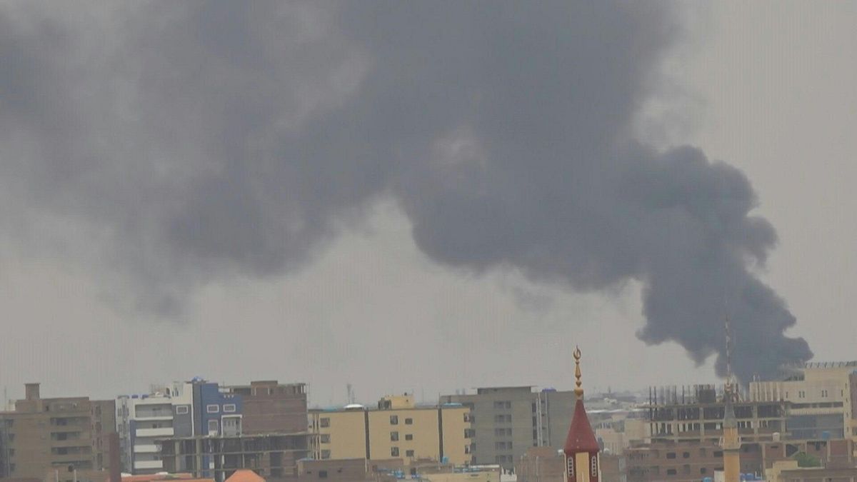 يتصاعد الدخان في العاصمة السودانية الخرطوم بعد أن استهدفت طائرات بدون طيار تابعة لقوات الدعم السريع مواقع للجيش، 16 آب 2023