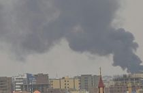 يتصاعد الدخان في العاصمة السودانية الخرطوم بعد أن استهدفت طائرات بدون طيار تابعة لقوات الدعم السريع مواقع للجيش، 16 آب 2023