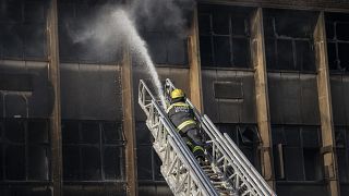 Afrique du Sud : des questions après l'incendie d'un immeuble
