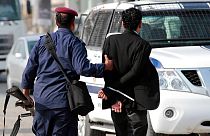 Muhalif bir aktivisti gözaltına alan Bahreyn polisi