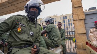 عناصر الشرطة النيجيرية يجلسون خارج مكاتب الجمارك في نيامي. 2023/08/21