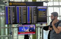 Tanácstalan utas az indulási táblánál a londoni Heathrow repülőtéren, 2023. augusztus 28-án